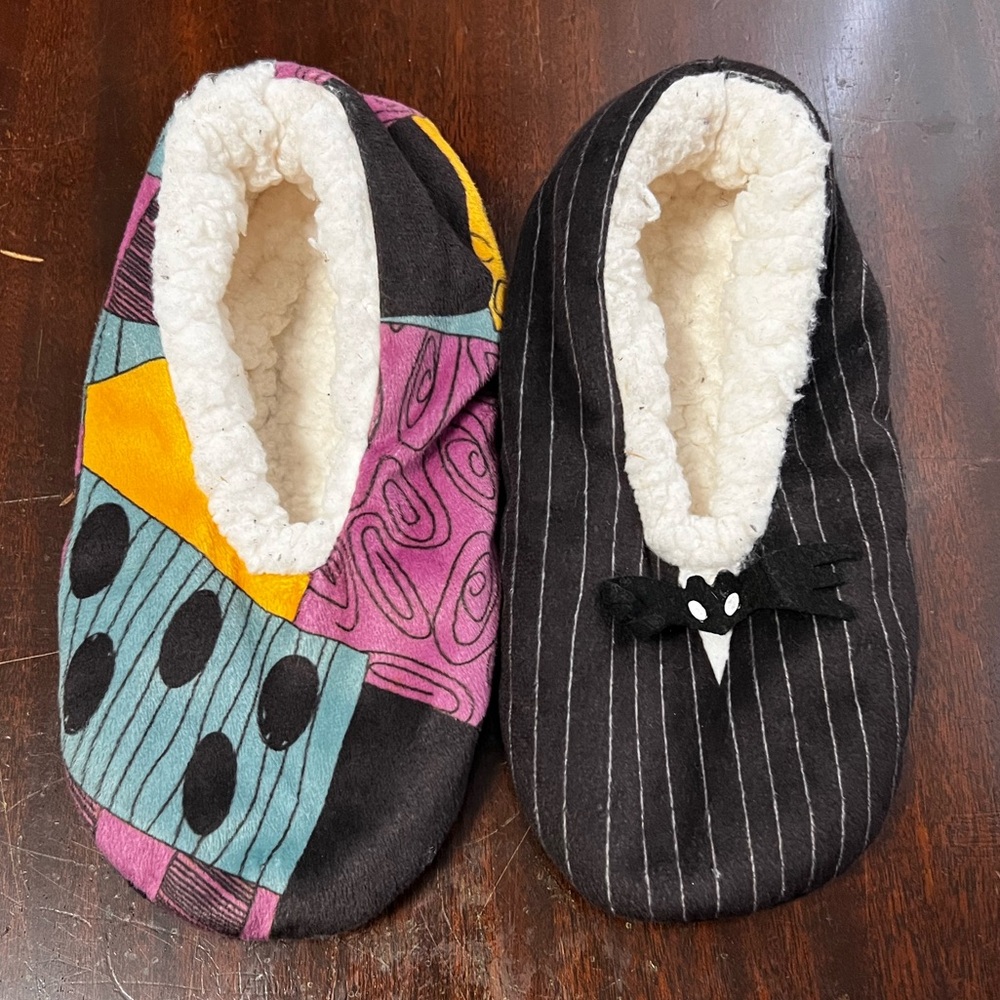 💀Jack and Sally Plush Indoor Slippers Ladies Size 5/6 | Big Kids Size 4/5